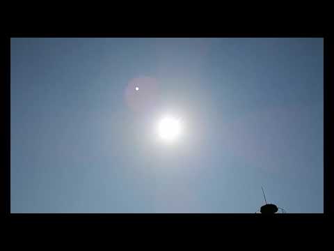 Mysterious Object above the US: UFO or Optical Illusion?