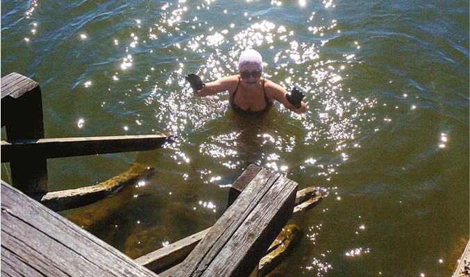 Vattnet vid Drumsö var cirka +4 grader när Clary Westerberg tog sig en simtur 21.4.